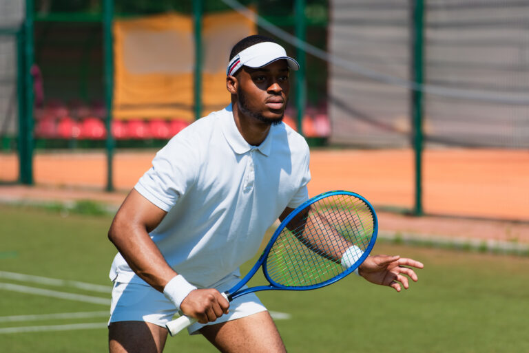 Tennisspieler in Bereitschaftsposition auf dem Platz